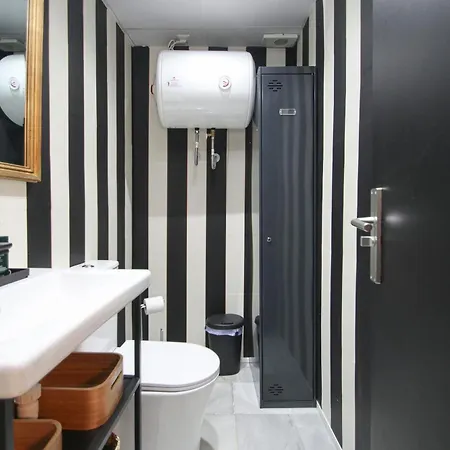 New! Luxurious & Chic Duplex Next To The Cathedral דירה