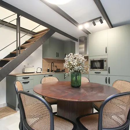 New! Luxurious & Chic Duplex Next To The Cathedral דירה סביליה