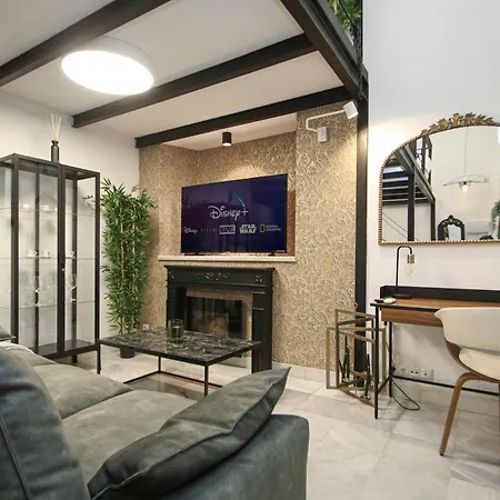 New! Luxurious & Chic Duplex Next To The Cathedral דירה