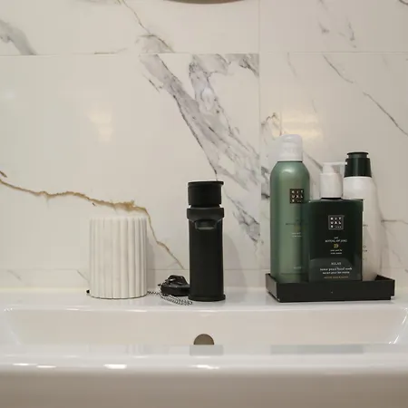 New! Luxurious & Chic Duplex Next To The Cathedral סביליה