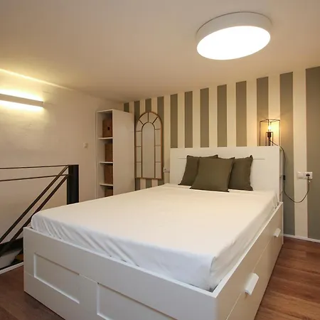 New! Luxurious & Chic Duplex Next To The Cathedral דירה *