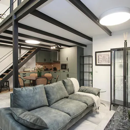 New! Luxurious & Chic Duplex Next To The Cathedral