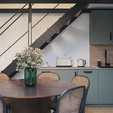 New! Luxurious & Chic Duplex Next To The Cathedral דירה *