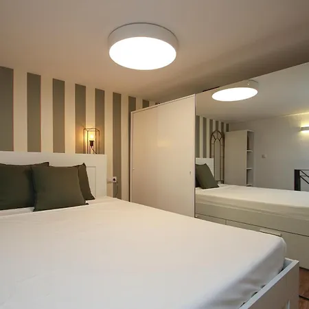 New! Luxurious & Chic Duplex Next To The Cathedral דירה *